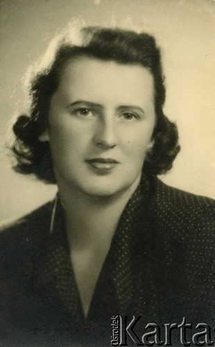 5.10.1948, Kraków, Polska.
Portret Zofii Łukasik, koleżanki Janusza Cywińskiego. Z tyłu fotografii: 