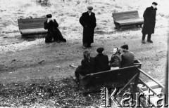 1956 lub 1957, Norylsk, Krasnojarski Kraj, ZSRR.
Grupa osób przed budynkiem, z lewej Czesław Jakimowicz robiący zdjęcie.
Fot. NN, zbiory Ośrodka KARTA, udostępnił Czesław Jakimowicz