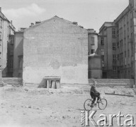 lata 50-te, Warszawa, Polska
Chłopiec na rowerze
Fot. Irena Jarosińska, zbiory Ośrodka KARTA