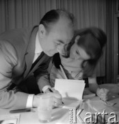 Lata 60., Frankfurt nad Menem, RFN.
Niemiecki tłumacz polskiej literatury Karl Dedicius składa autograf.
Fot. Irena Jarosińska, zbiory Ośrodka KARTA.