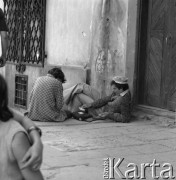 1977, Warszawa, Polska
Rynek Starego Miasta - mężczyźni grają w karty.
Fot. Irena Jarosińska, zbiory Ośrodka KARTA