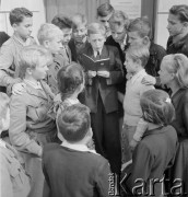 1952, Polska
Dzieci czytają nowouchwaloną Konstytucję PRL.
Fot. Irena Jarosińska, zbiory Ośrodka KARTA
