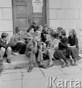 1952, Polska
Dzieci czytają nowouchwaloną Konstytucję PRL.
Fot. Irena Jarosińska, zbiory Ośrodka KARTA
