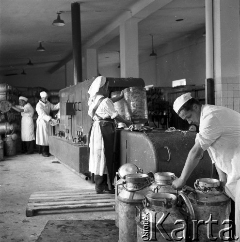 lata 50-te, Lublin, Polska
Masłownia -  pracownicy myją bańki.
Fot. Irena Jarosińska, zbiory Ośrodka KARTA