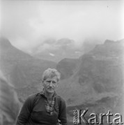 4.-5.06.1964, Tatry, Polska.
Angielski alpinista i kierownik zdobywczej wyprawy na Mount Everest w 1953 r. sir John Hunt (2. z lewej) podczas wyprawy w góry.
Fot. Irena Jarosińska, zbiory Ośrodka KARTA
