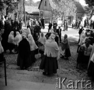 1961, Kadzidło, Polska.
Wierni przed kościołem pw. Świętego Ducha.
Fot. Irena Jarosińska, zbiory Ośrodka KARTA
