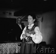 1961, Kadzidło, Polska.
Kobieta w stroju kurpiowskim we wnętrzu.
Fot. Irena Jarosińska, zbiory Ośrodka KARTA

