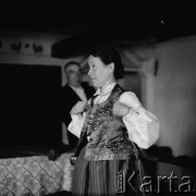 1961, Kadzidło, Polska.
Kobieta w stroju kurpiowskim we wnętrzu.
Fot. Irena Jarosińska, zbiory Ośrodka KARTA
