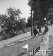 1961, Kadzidło, Polska.
Okolice kościoła pod wezwaniem Świętego Ducha.
Fot. Irena Jarosińska, zbiory Ośrodka KARTA
