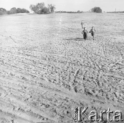 1961, Kadzidło, Polska.
Dzieci biegnące przez pole. 
Fot. Irena Jarosińska, zbiory Ośrodka KARTA
