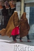 1992, Kabul, prowincja Kabul, Afganistan.
Kobiety ubrane w burki.
Fot. Irena Jarosińska, zbiory Ośrodka KARTA