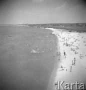 Lipiec 1956, Kazimierz Dolny, Polska.
Plaża nad Wisłą.
Fot. Romuald Broniarek, zbiory Ośrodka KARTA