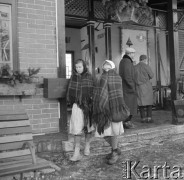 Grudzień 1958, Tatrzańska Łomnica, Czechosłowacja
Dwie dziewczyny w chustach stoją przed dworcem kolejowym.
Fot. Romuald Broniarek, zbiory Ośrodka KARTA