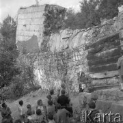 Lipiec 1962, Wilczy Szaniec, Polska.
Grupa turystów zwiedza bunkry w głównej kwaterze Hitlera.
Fot. Romuald Broniarek/KARTA