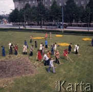 1974, Kraków, Nowa Huta, Polska.
Czyn społeczny.
Fot. Romuald Broniarek, zbiory Ośrodka KARTA