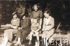 1936, Lwów, Polska.
Jacek Kuroń z matką Wandą i ciotkami.
Fot. NN, kolekcja Jacka Kuronia, zbiory Ośrodka KARTA