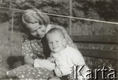 1936, Lwów, Polska.
Jacek Kuroń z matką Wandą.
Fot. NN, kolekcja Jacka Kuronia, zbiory Ośrodka KARTA