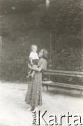 1936, Lwów, Polska.
Wanda Kuroń z domu Rudeńska z synem Jackiem.
Fot. NN, kolekcja Jacka Kuronia, zbiory Ośrodka KARTA
