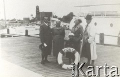 Przed 1939, Polska.
Z prawej stoją Wanda z domu Rudeńska i Henryk Kuroniowie wraz z synem Jackiem.
Fot. NN, kolekcja Jacka Kuronia, zbiory Ośrodka KARTA