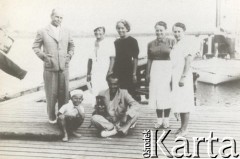 Przed 1939, Polska.
1 z lewej stoi Henryk Kuroń, 3. z lewej jego żona Wanda z domu Rudeńska, na dole ich syn Jacek. 
Fot. NN, kolekcja Jacka Kuronia, zbiory Ośrodka KARTA