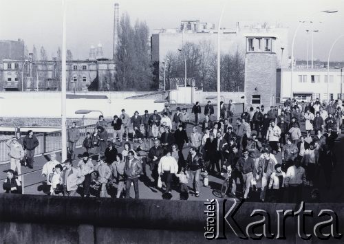 10.11.1989, Berlin, Niemcy.
Upadek Muru Berlińskiego, ludzie przechodzący przez most Oberbaumbrucke.
Fot. Jerzy Patan, zbiory Ośrodka KARTA, przekazał Jerzy Patan.

