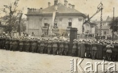18.05.1935, Kraków, Polska.
Pogrzeb Marszałka Józefa Piłsudskiego, żołnierze oczekujący na przyjazd pociągu z trumną Marszałka. Napis w albumie pod zdjęciem: 