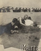 1910, Wenecja, Włochy.
Grupa osób na plaży, fotografia z albumu Zofii i Tadeusza Rittnerów ze zdjęciami amatorskimi robionymi przez nich.
Fot. Zofia lub Tadeusz Rittner, zbiory Ośrodka KARTA, udostępniła Elżbieta Sławikowska
