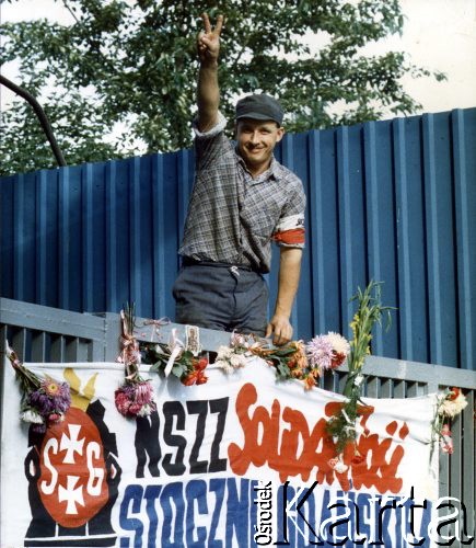 1988, Gdańsk, Polska.
Strajk w Stoczni Gdańskiej im. Lenina, stoczniowiec stoi na bramie.
Fot. Wojciech Druszcz, zbiory Ośrodka KARTA


