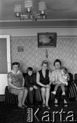 1977, Bytom-Szombierki, Polska.
Grupa osób w pokoju.
Fot. Joanna Helander, zbiory Ośrodka KARTA