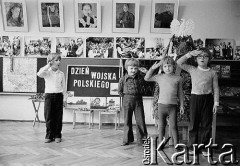 Ok. 1980, Kraków, Polska.
Dzień Wojska Polskiego w przedszkolu.
Fot. Joanna Helander, zbiory Ośrodka KARTA