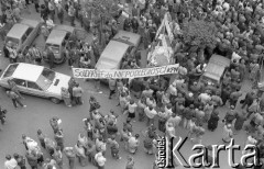 Maj 1989, Wrocław, Polska. 
Kampania wyborcza przed wyborami parlamentarnymi. Mieszkańcy miasta na wiecu wyborczym. Widoczny transparent: 