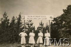 1945, Digglefold, Rodezja Południowa. 
Ośrodek szkolny dla polskich uchodźców w południowej Afryce. Tablica przy wjeździe do Digglefold, napis: 