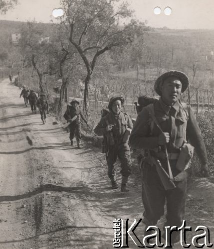 21.02.1944, Cassino, Włochy.
Bitwa pod Monte Cassino. Indiański oddział idzie górską drogą w rejonie Cassino.
Fot. NN, zbiory Instytutu Józefa Piłsudskiego w Londynie
