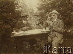 1913, Wilno, Rosja.
Władysław Zaleski i Józef Sokołowski podczas gry w karty.
Fot. NN, zbiory Ośrodka KARTA, udostępniła Barbara Krzystek
