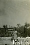 Sierpień 1940, Jerozolima, Palestyna.
Nieznana para. W tle Kościół Zaśnięcia Najświętszej Marii Panny z wieżą na wzgórzu Synaj.
Fot. NN, zbiory Ośrodka KARTA, przekazała Wiesława Grochola