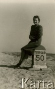 1944, Port Said, Egipt.
Hanna, później Guziorska, na plaży portowej nad Kanałem Sueskim.
Fot. NN, zbiory Ośrodka KARTA, album przekazała Wiesława Grochola