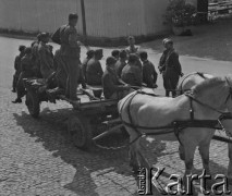 1940, Moospinte, Szwajcaria.
Internowani żołnierze z oddziału artylerii przyjechali w odwiedziny do innego oddziału 2. Dywizji Strzelców Pieszych.
Fot. Jerzy Konrad Maciejewski, zbiory Ośrodka KARTA