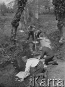 Wiosna 1940, La Maucarriere, Francja.
Żołnierze 2. Dywizji Strzelców Pieszych wykorzystują strumień do mycia się i prania ubrań.
Fot. Jerzy Konrad Maciejewski, zbiory Ośrodka KARTA