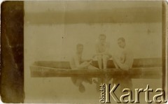 1917, Kaukaz.
Adepci Goryjskiej Szkoły Chorążych na Kaukazie w łodzi. Pośrodku - Jerzy Łukaszewicz, który w latach 1914-1915 służył w Legionie Puławskim.
Fot. NN, zbiory Ośrodka KARTA, przekazał Jan Rychter.