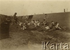 1917, Szczypiorno k. Kalisza.
Jeden ze sposobów spędzania czasu podczas słonecznych dni w niemieckim obozie dla internowanych żołnierzy Legionów Polskich w Szczypiornie. W prawym dolnym rogu podpis: 