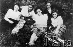 1955, Magadan, Kołyma, ZSRR.
Polacy zwolnieni z łagrów; leżą od lewej: Adela Merlak, NN, Janina Stundis, NN, Maria Michaluk.
Fot. NN, zbiory Ośrodka KARTA, udostępniła Maria Michaluk.