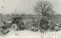 1944, Włochy.	
Działon na pozycji, z prawej idzie Franciszek Kuckiewicz.
Fot. NN, zbiory Ośrodka KARTA, Czesław Kuckiewicz
