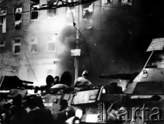 17.12.1970, Szczecin, Polska.
Czołgi pacyfikujące demonstrantów przed płonącym gmachem Komitetu Wojewódzkiego PZPR, napisy na transparentach: 