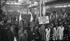 1978, Tychy, woj. Katowice, Polska.
Fabryka Samochodów Małolitrażowych, manifestacja przeciwko bombie neutronowej. Pracownicy zakładu z hasłami: 