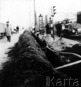 Październik 1962, Warszawa, Polska.
Wymiana kabla w Al. Jerozolimskich.
Fot. Jarosław Tarań, zbiory Ośrodka KARTA [62-38]

