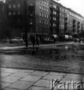 Lipiec 1962, Warszawa, Polska.
Kałuże przy jednej z  warszawskich ulic.
Fot. Jarosław Tarań, zbiory Ośrodka KARTA [62-48]

