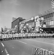 1.05.1969, Warszawa, Polska.
Pochód pierwszomajowy, członkowie organizacji młodzieżowych z hasłem 