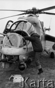 Październik 1986, Inowrocław, Polska.
Lotniczy Pułk Śmigłowcowy, pilot wsiadający do kabiny śmigłowca.
Fot. Jarosław Tarań, zbiory Ośrodka KARTA [86-45] 
