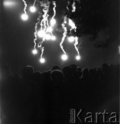 22.06.1968, Warszawa, Polska.
Uroczyste obchody Nocy Świętojańskiej - tłum oglądający fajerwerki.
Fot. Jarosław Tarań, zbiory Ośrodka KARTA