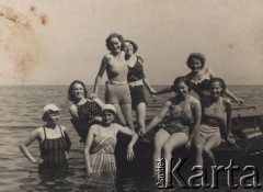 1939, Polska.
Młode kobiety nad morzem, wśród nich Wanda Biłat.
Fot. NN, zbiory Ośrodka KARTA, udostępniła Wanda Biłat
 

